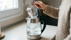 In plaats van azijn en bakpoeder voeg ik dit goedkope poeder toe. Kalkaanslag verdwijnt als bij toverslag uit de waterkoker.