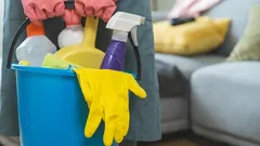 Professionele schoonmakers hebben vijf voorwerpen in huis genoemd die omwille van de hygiëne en het comfort moeten worden weggegooid.