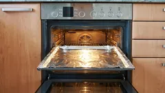 Waarom u nooit aluminiumfolie in een elektrische oven mag plaatsen.