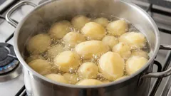  Wat moet je aan het kookwater toevoegen als je aardappelen kookt: ze zullen sneller gaar zijn en lekkerder smaken.